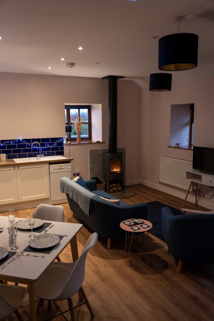 Living kitchen with seating, a table for 4 and log fire